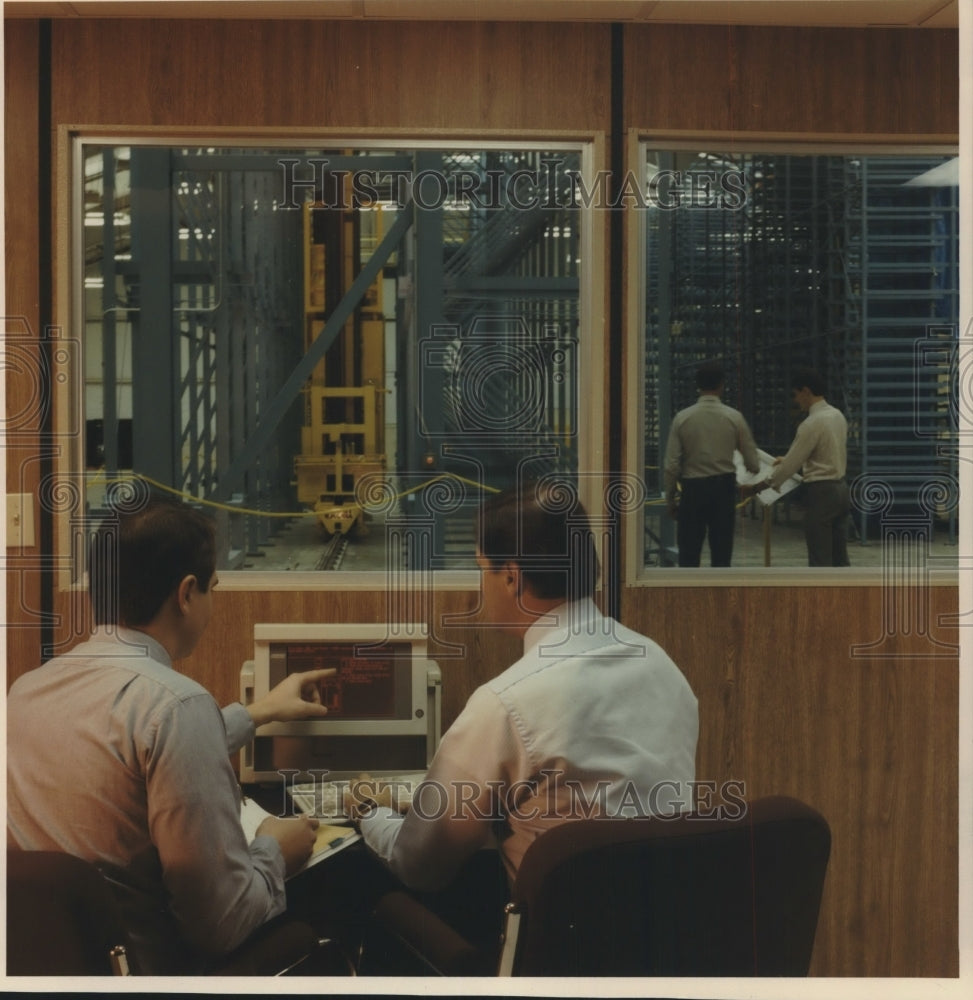 1990 Press Photo Employees of Harnischfeger Engineers use computer to test crane - Historic Images