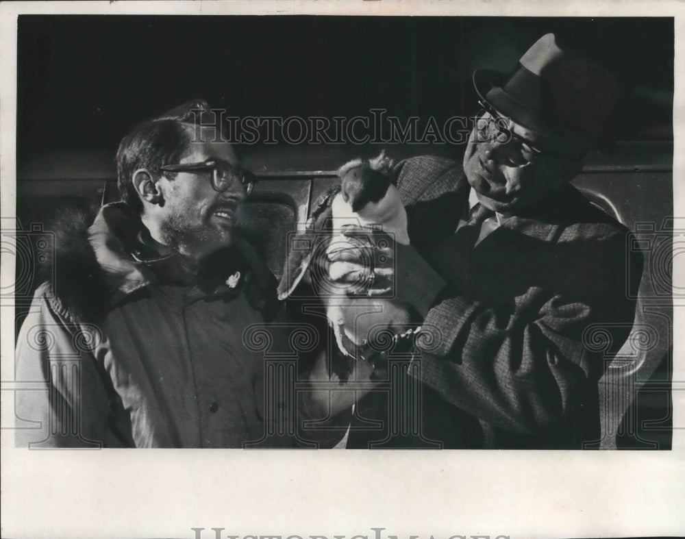1965 Press Photo Joseph M. Iding shows newly hatched penguin to George Speidel - Historic Images