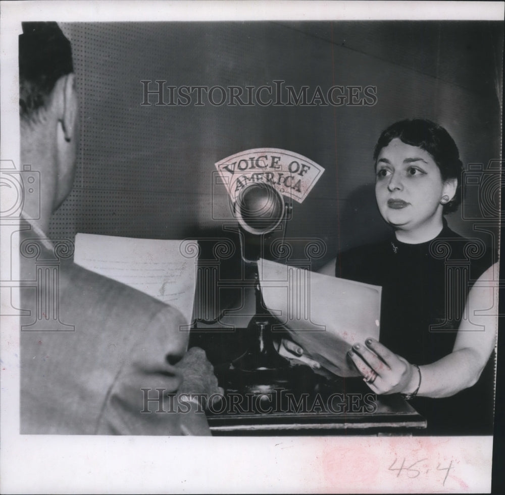 1951 Press Photo Mrs. William Oatis on the radio show Voice of America - Historic Images