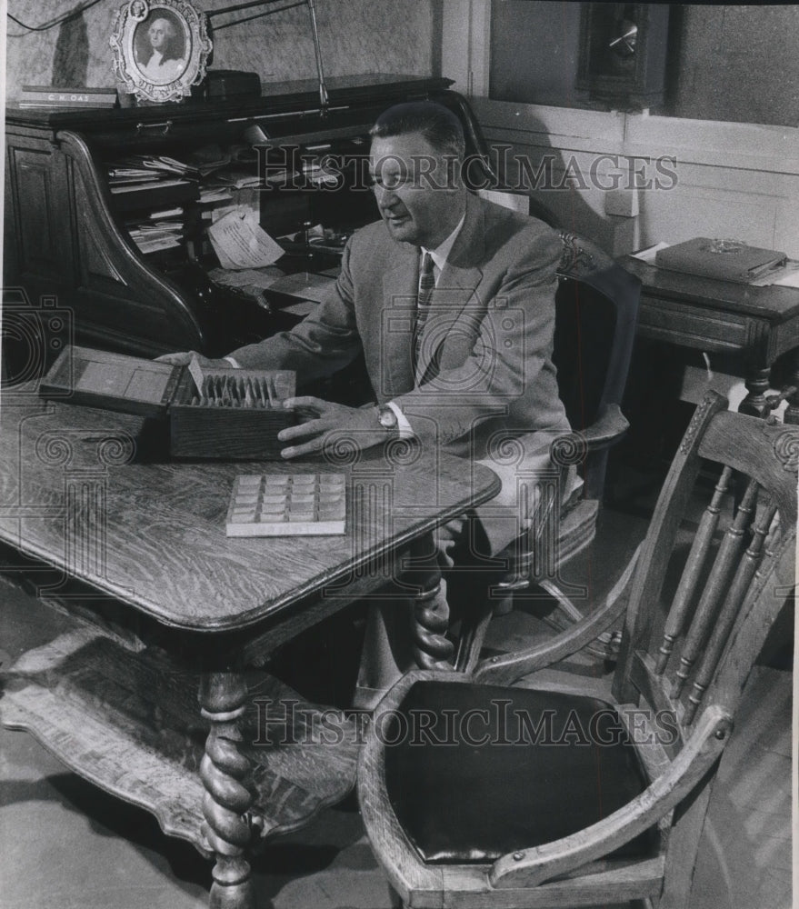 1962 Press Photo Carl Oas Milwaukee Superintendent of Mails At Post Office Desk - Historic Images