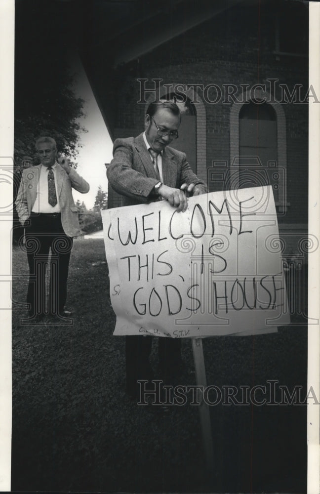 1990 Press Photo Nengmay Vang replaces sign at Hmong First Baptist Church - Historic Images