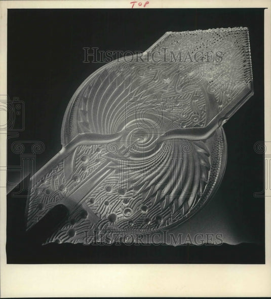 1984 Press Photo Glass Sculpture "Time Mask" at Katie Gingrass Gallery Wisconsin - Historic Images