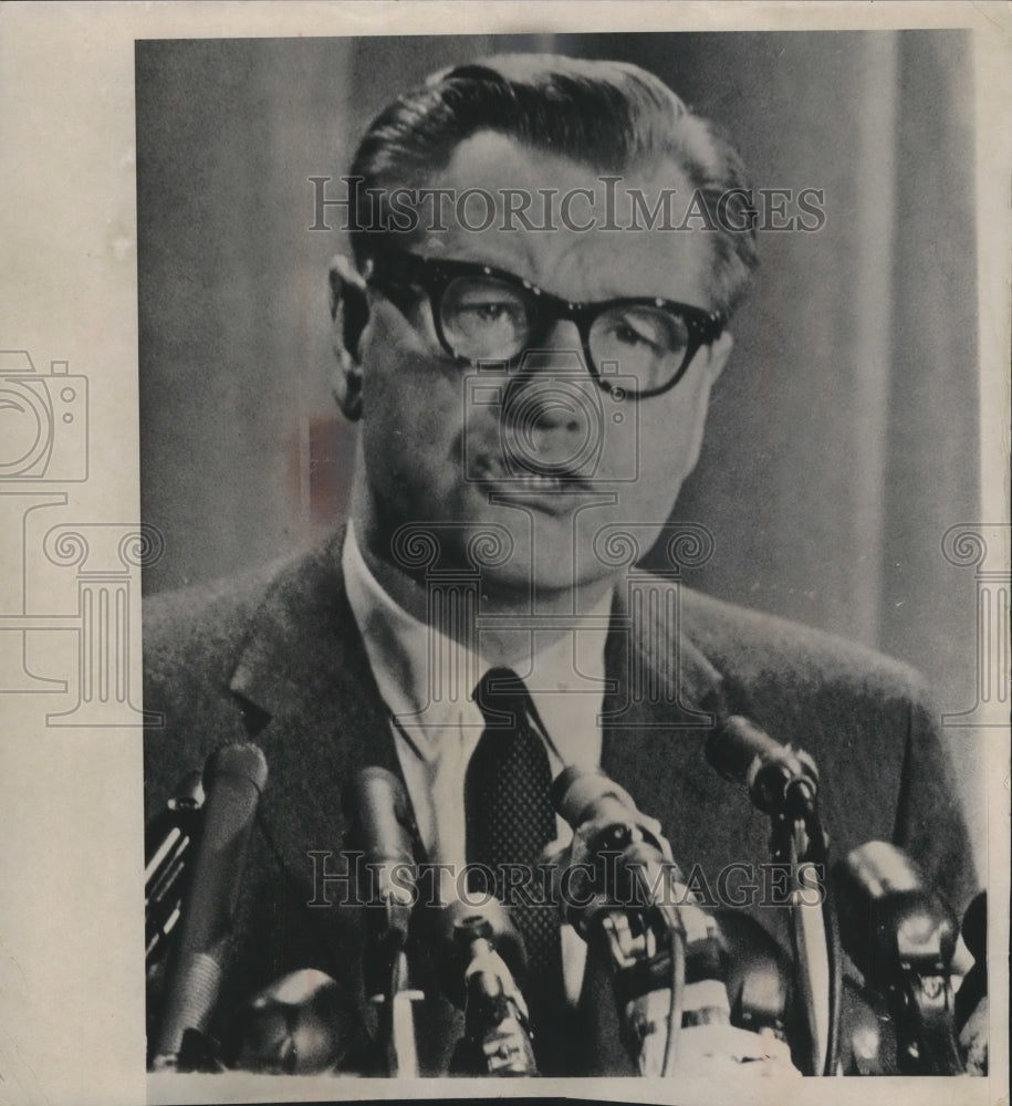 1963 Press Photo Governor Nelson Rockefeller announcing he&#39;ll run for president. - Historic Images