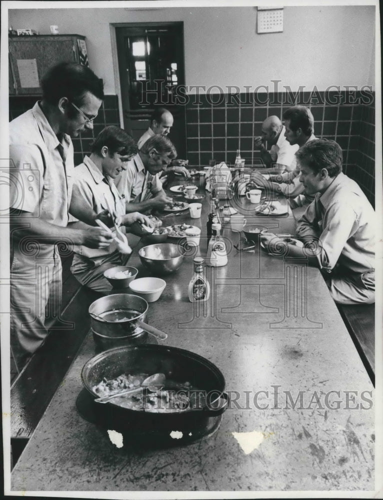 1977 Press Photo Milwaukee firemen eat lunch made by rookie Mike Warzala - Historic Images