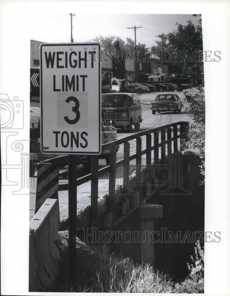 1993 A 3-ton limit is on the Milwaukee, 124th Street Bridge - Historic Images