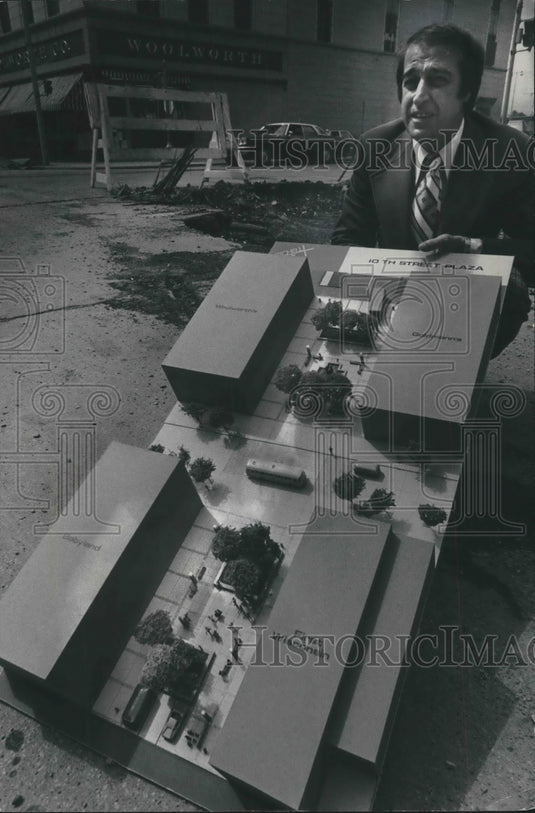 1975 Press Photo Carl Brown, shows Mitchell Street Mall development in Milwaukee-Historic Images