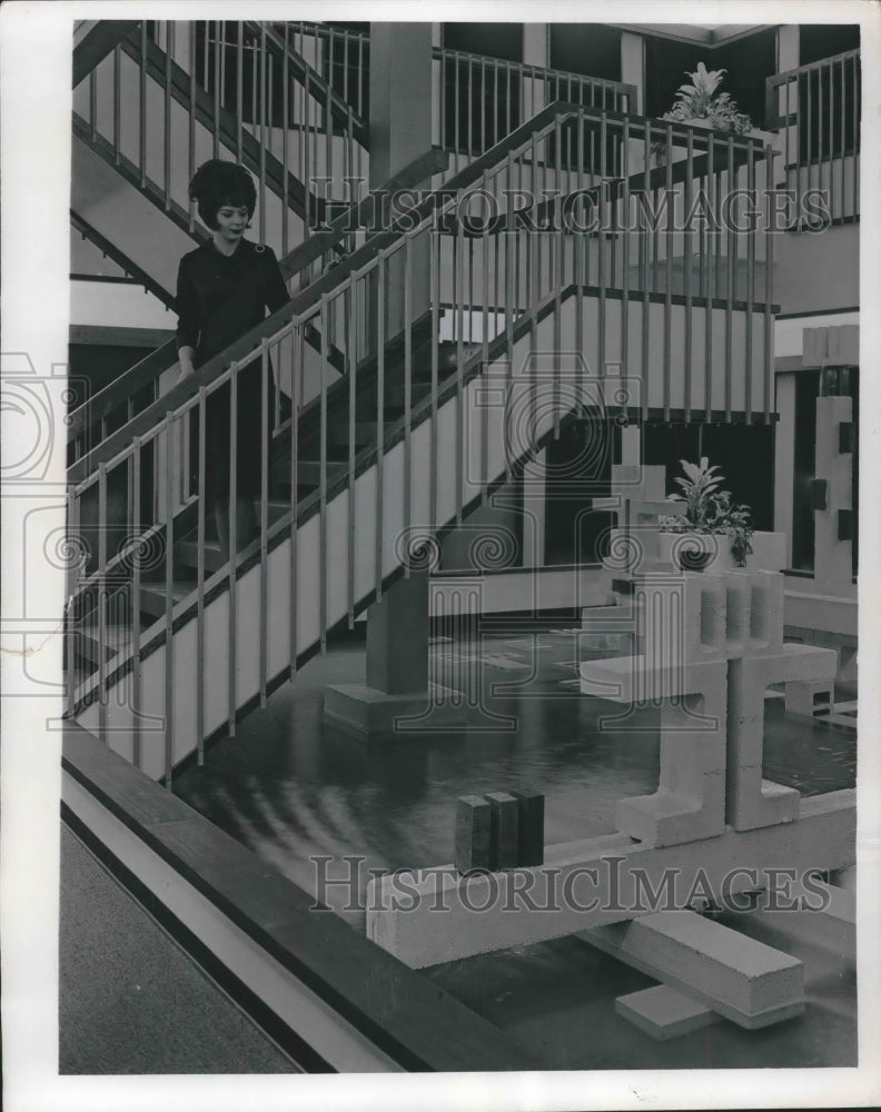 1965 Press Photo Niobe Kolander views pool and sculpture in Milwaukee - Historic Images