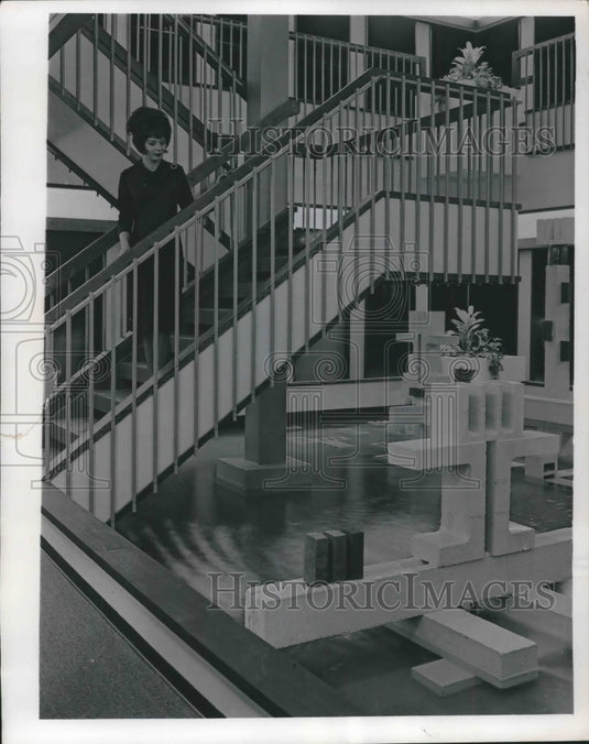 1965 Press Photo Niobe Kolander views pool and sculpture in Milwaukee - Historic Images