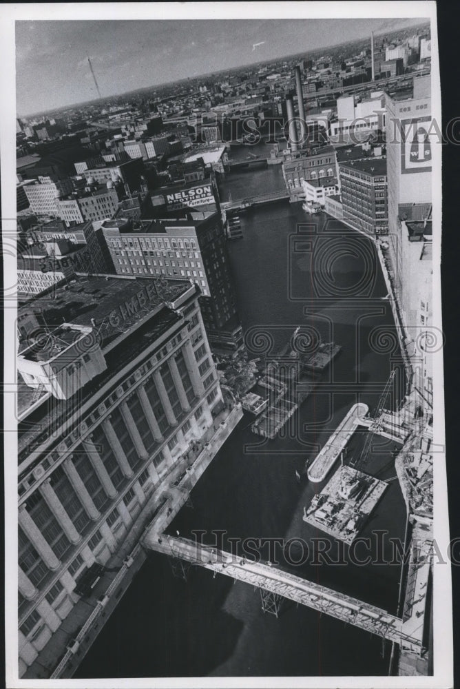 1975 Press Photo Construction On Wisconsin Avenue Bridge, Milwaukee, Wiscosnin - Historic Images