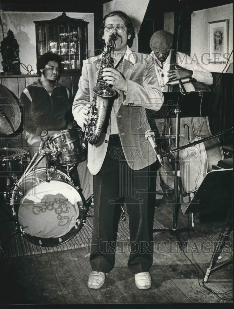 1981 Press Photo Ray Rideout and group play at John Hawk&#39;s Pub, 607 N. Broadway - Historic Images