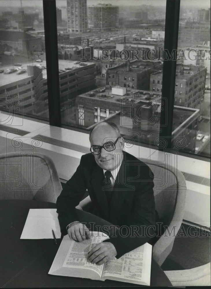 1983 Press Photo Senior member of the Mequon Plan Commission Gerald Richter. - Historic Images
