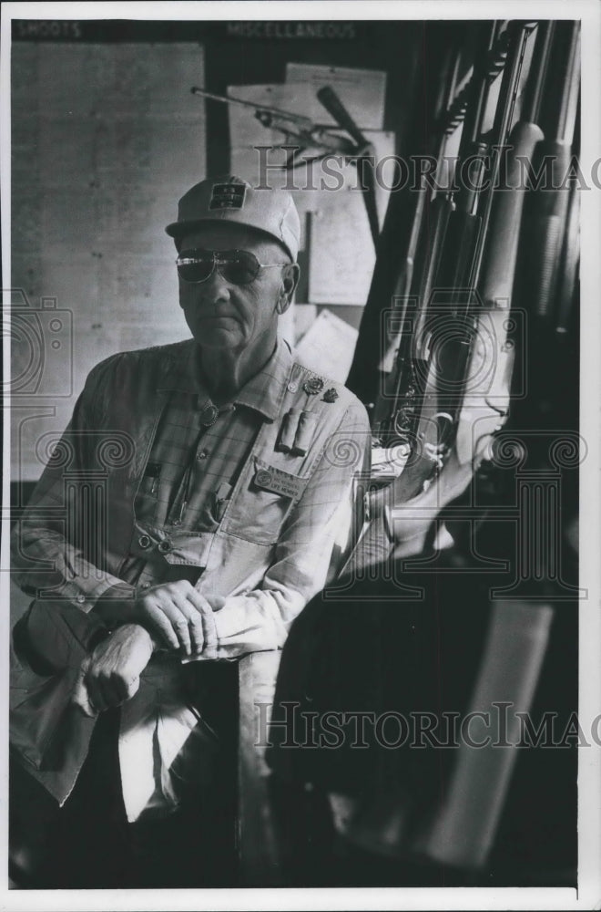 1976 Press Photo Trap shooter Vic Reinders, Wisconsin, poses with rifles. - Historic Images