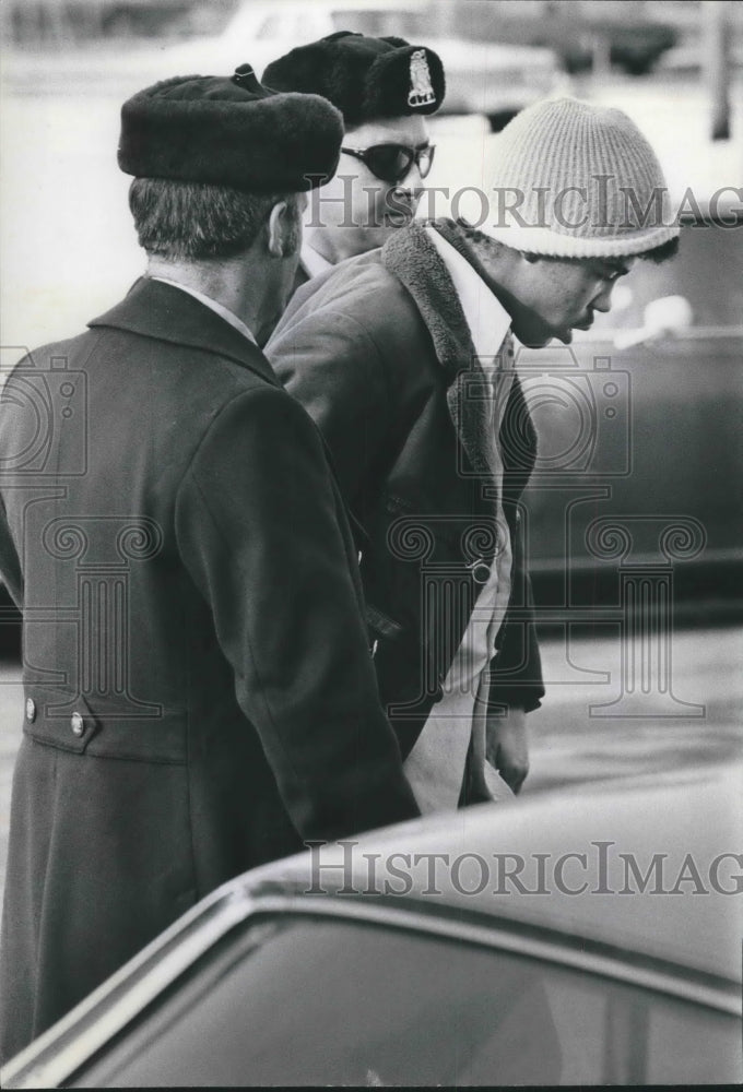 1975 Press Photo On Duty Milwaukee Police Stake Out Food Store Robbery Suspect - Historic Images