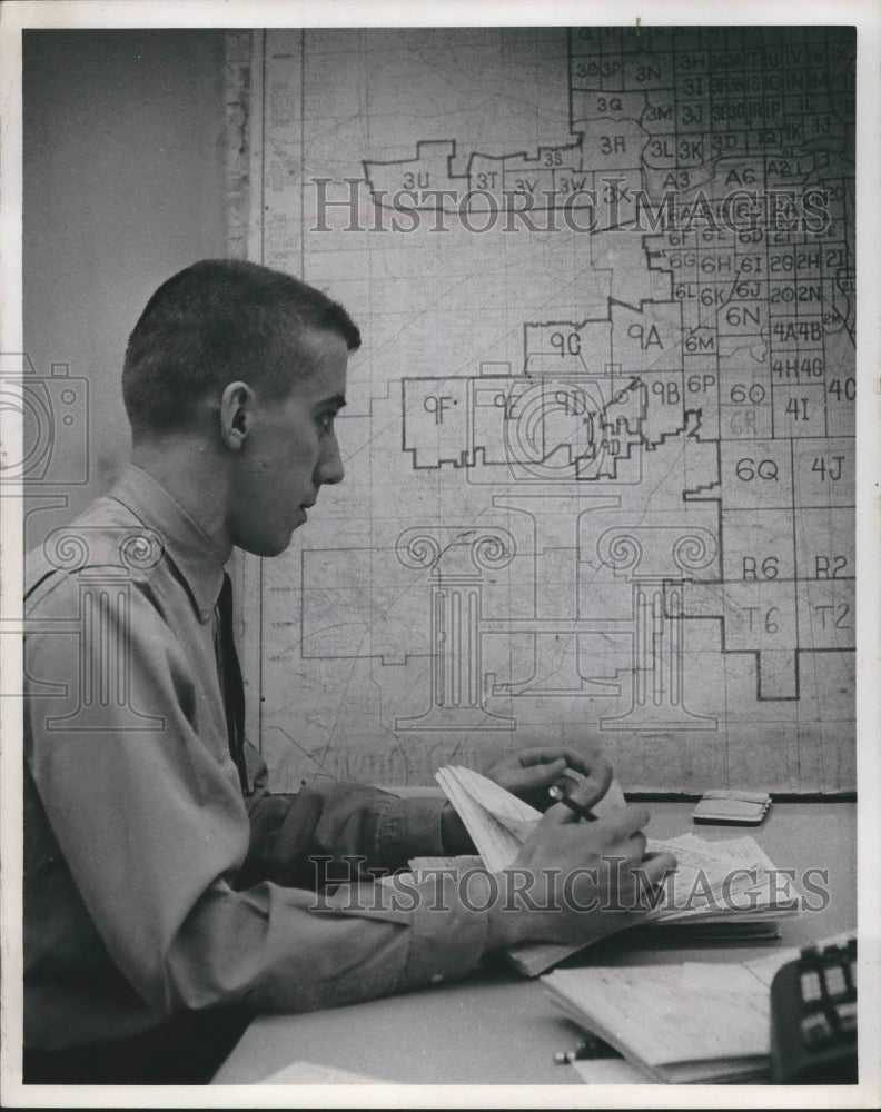 1966 Press Photo Milwaukee Police Map Crime Locations to Predict Trouble Areas - Historic Images