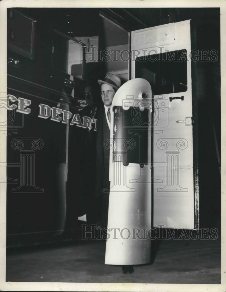 1936 Press Photo A protective shield for work outside the Milwaukee Police truck - Historic Images