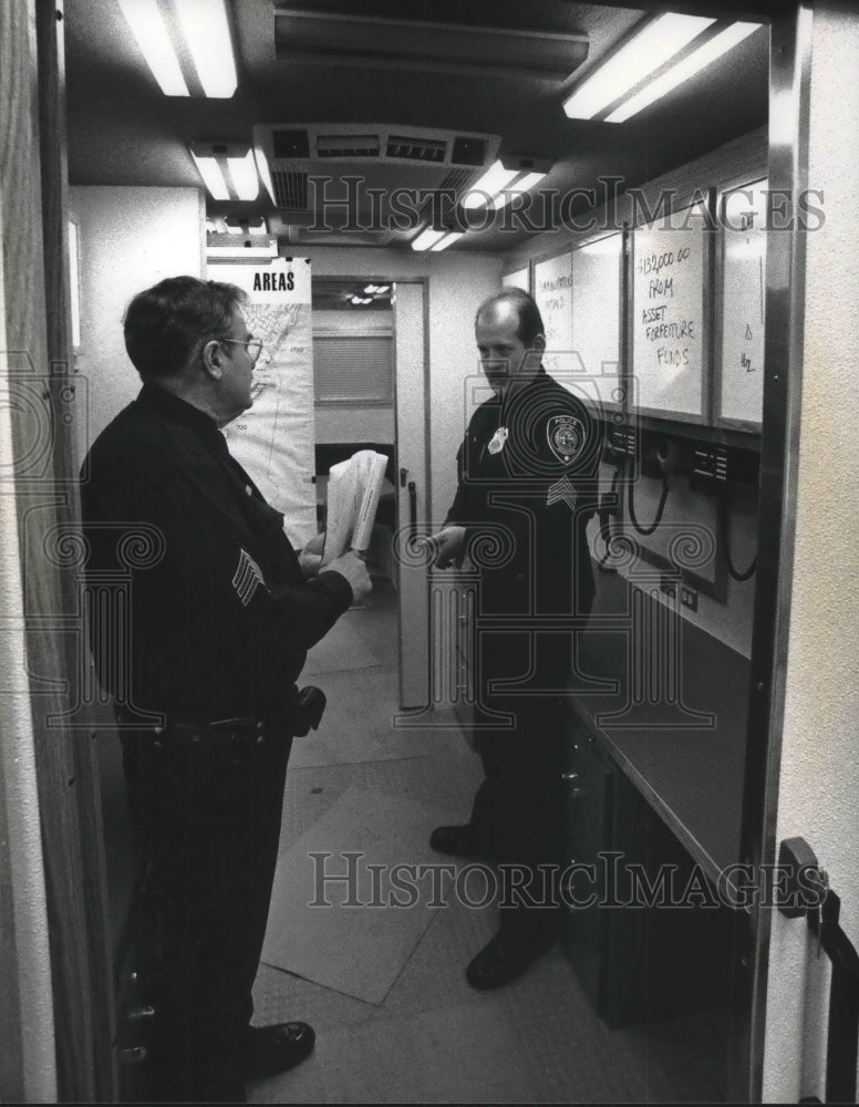 1992 Press Photo Sergeant&#39;s Bernard and Eaton in Milwaukee&#39;s new command post.-Historic Images