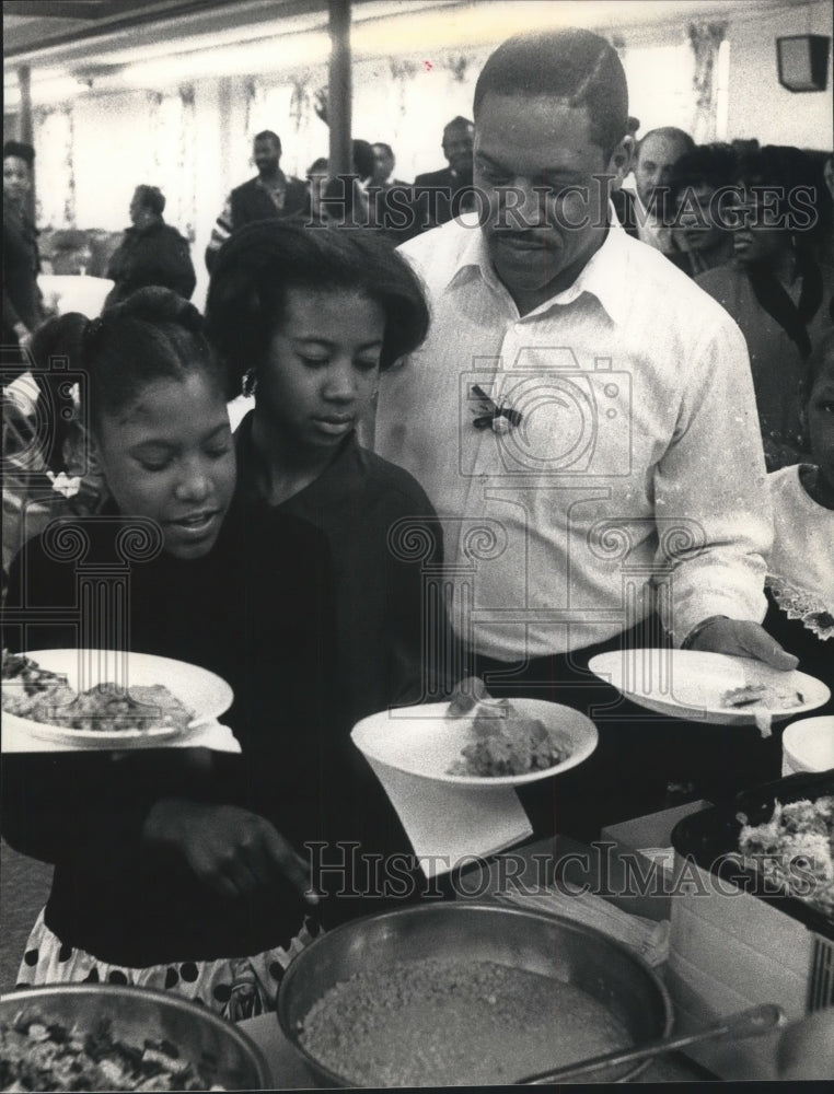 1992 Press Photo Dinner To Thank Milwaukee Police Officers For Their Service-Historic Images