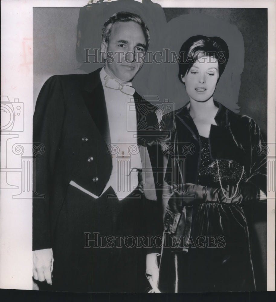 1962 Press Photo Huntington Hartford, A&amp;P Supermarket Fortune Heir, &amp; New Wife - Historic Images