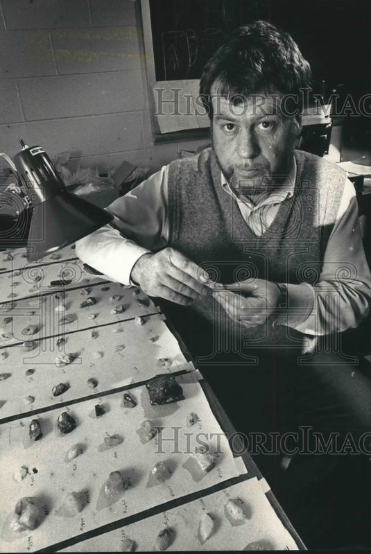 1988 Press Photo UW Milwaukee Anthropology Professor John Harris - mjb58755 - Historic Images