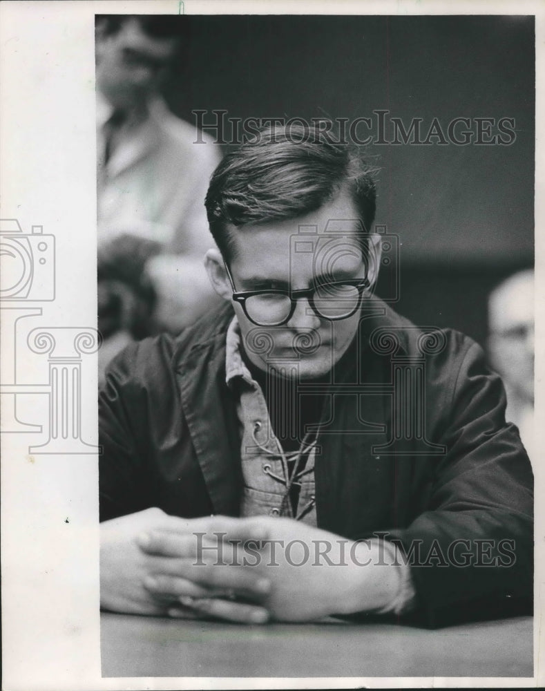 1966 Press Photo Michael Lee Herrington in Judge Seraphim's court, head bowed. - Historic Images