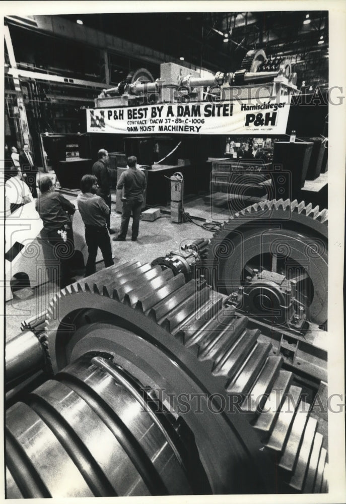 1991 Press Photo Harnischfeger Corp. Dam Gate Hoist At National Ave. Plant - Historic Images