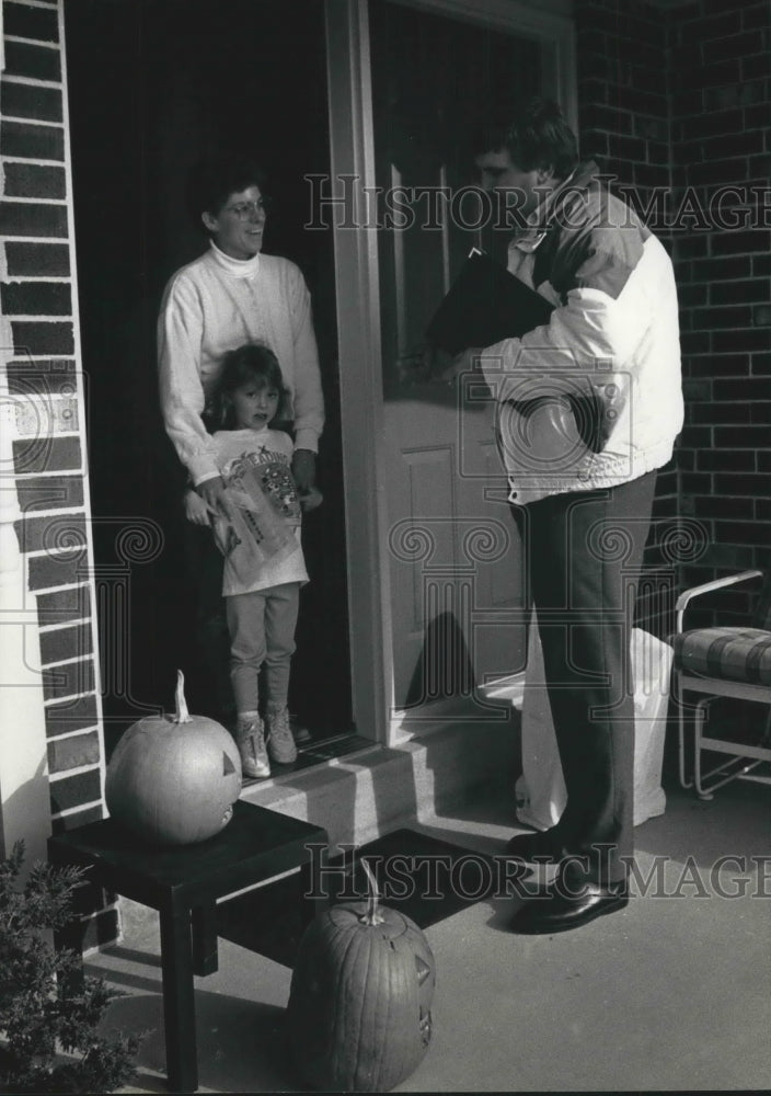 1992 Reverend Harpster speaks with MacDonald family, Milwaukee - Historic Images