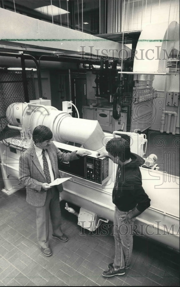 1986 Instructor and student, Milwaukee School Engineering, view data - Historic Images