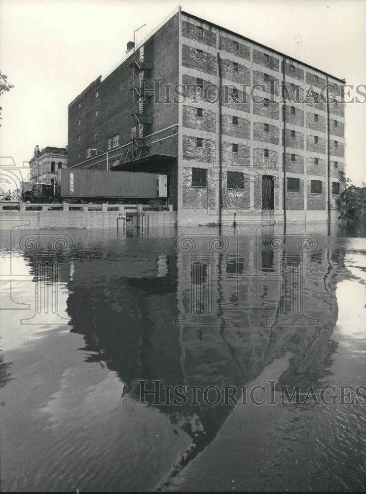 1985 Press Photo Milwaukee, Wisconsin Business District - mjb58874 - Historic Images