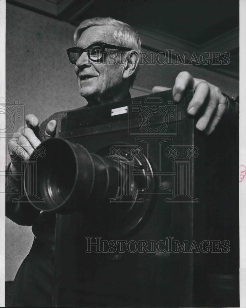 1978 Press Photo O&#39;Brien with his antique camera in Waukesha, Wisconsin-Historic Images