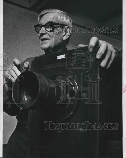 1978 Press Photo O'Brien with his antique camera in Waukesha, Wisconsin-Historic Images