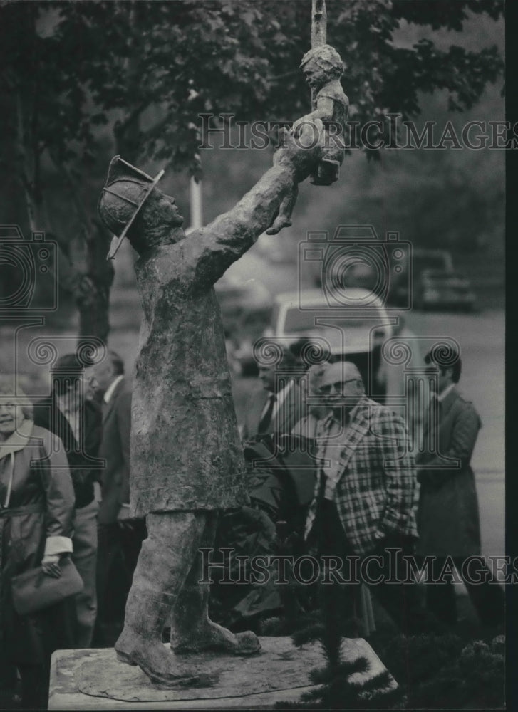 1984 Press Photo Milwaukee artist Jeune Wussow&#39;s sculpture, &quot;Dauntless Garden&quot;