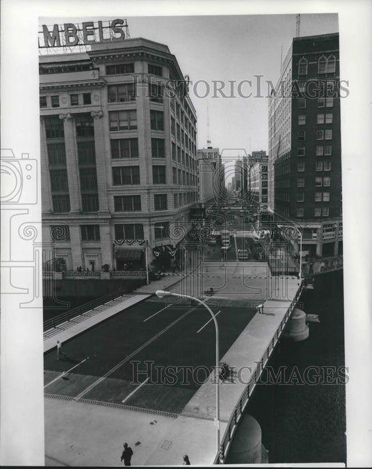 1975 Press Photo Workers finishing on new $2.4 million Wisconsin Avenue Bridge. - Historic Images
