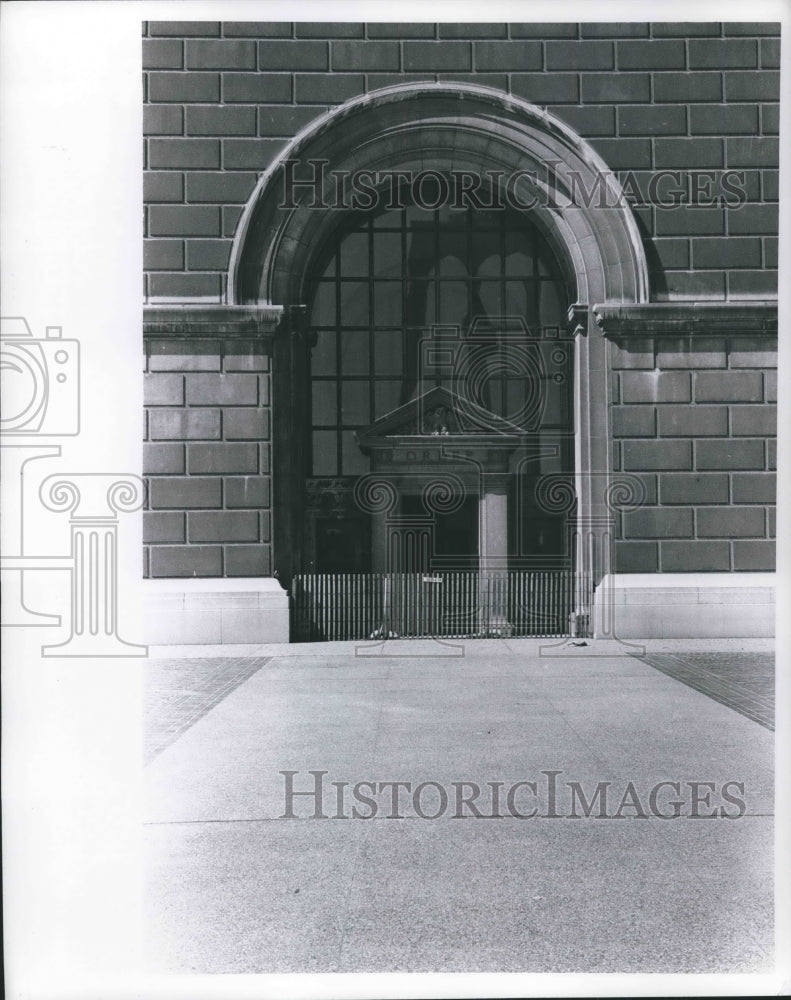 1973 Press Photo Exterior Milwaukee Courthouse, entrance closed for new door. - Historic Images