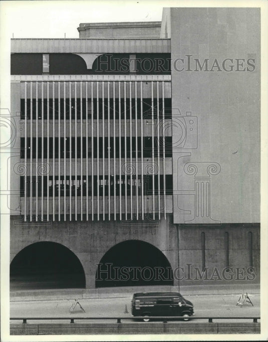 1981 Fin on the Milwaukee Courthouse Annex falls onto highway - Historic Images