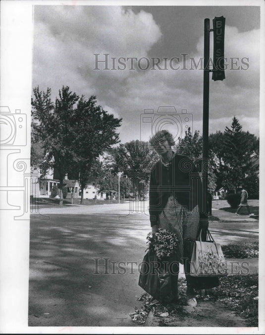 1976 Press Photo Hildegarde Oates delivers flowers by bus in Milwaukee - Historic Images