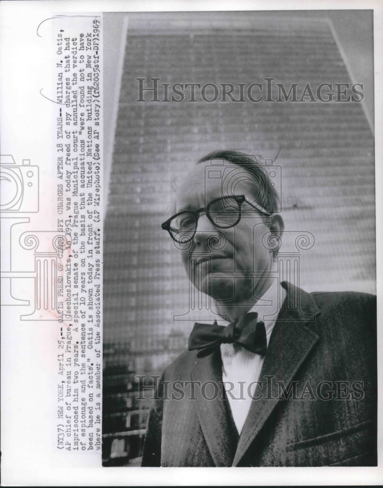1965 Press Photo AP Prague bureau chief Will Oatis in front of United Nations-Historic Images