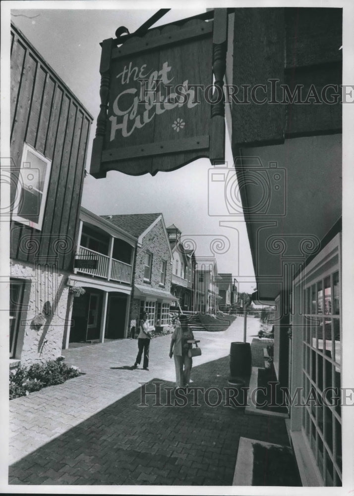 1978 Oak Creek&#39;s Craftsmen Village market area - Historic Images