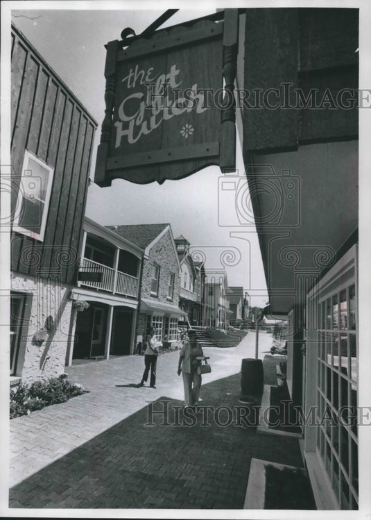 1978 Oak Creek's Craftsmen Village market area - Historic Images