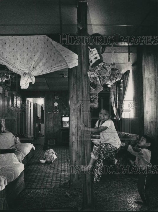 1992 Press Photo Hmong, Xiong children play, Milwaukee - mjb59025 - Historic Images