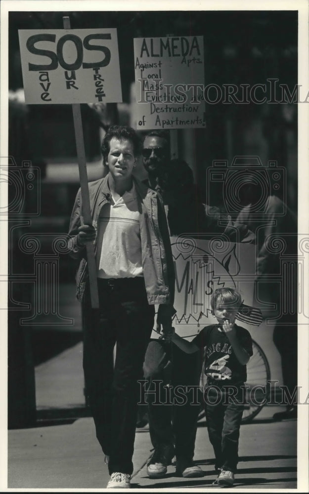 1986 Press Photo Housing protesters picket outside Northwestern Mutual Milwaukee - Historic Images