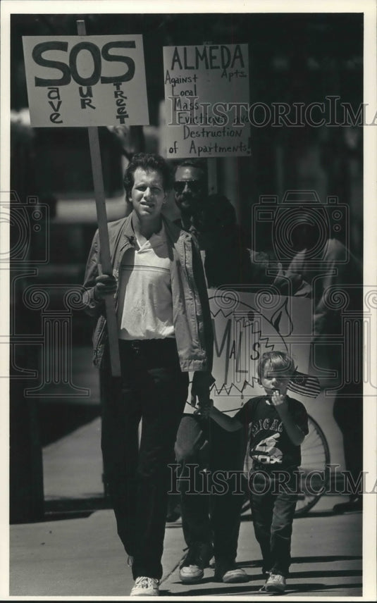 1986 Press Photo Housing protesters picket outside Northwestern Mutual Milwaukee - Historic Images