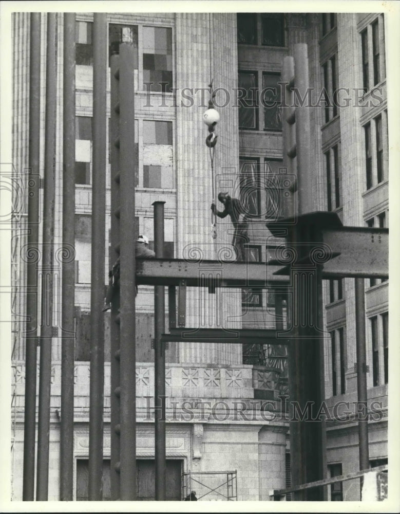 1980 Press Photo Construction of Northwestern Mutual's concourse, Milwaukee - Historic Images
