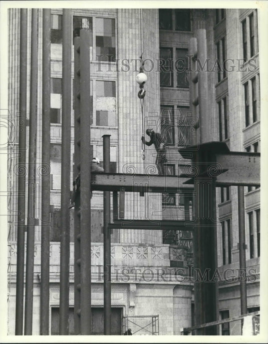 1980 Press Photo Construction of Northwestern Mutual's concourse, Milwaukee - Historic Images