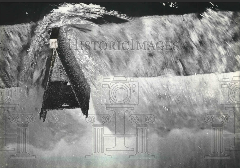 1981 Press Photo Clean Water Rushes In Milwaukee Water Works Purification Plant - Historic Images