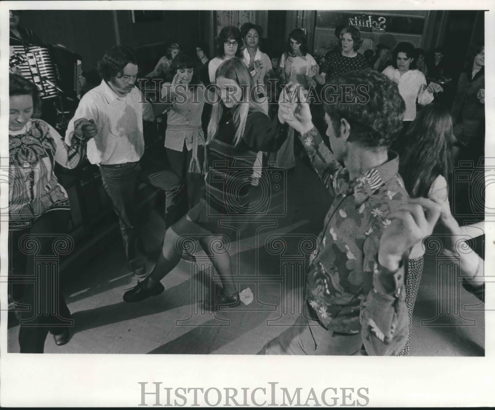 1973 Press Photo Participants do ethnic dancing at Saratoga Lounge, Milwaukee - Historic Images