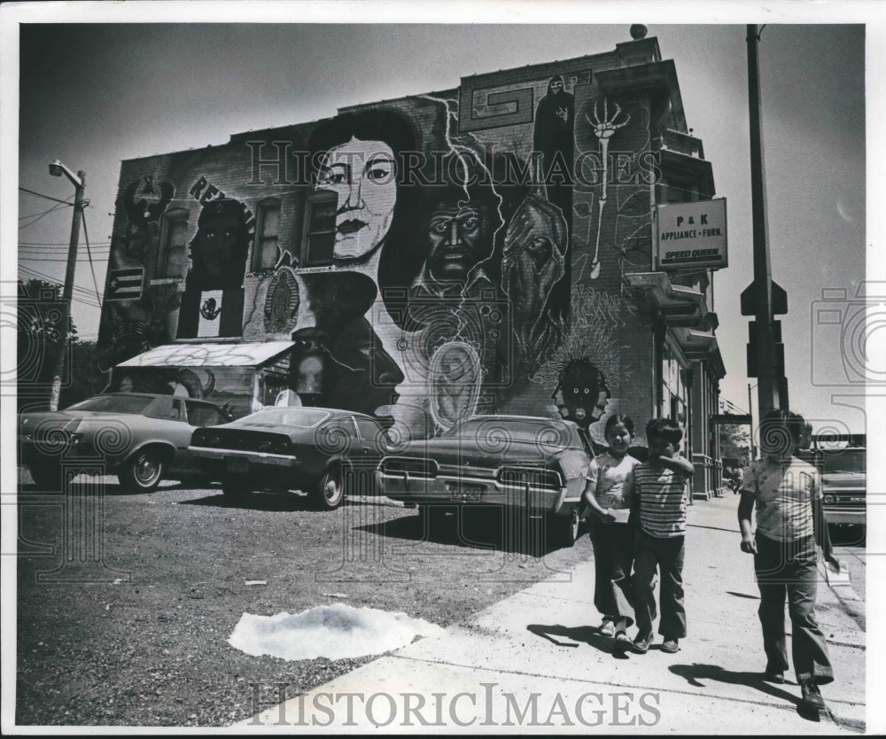 1977 Press Photo Ground view of 4th &amp; National mural in Milwaukee - mjb59082 - Historic Images