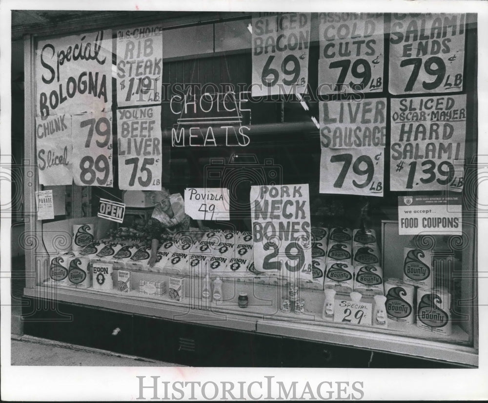1973 Press Photo Merchandise In window of G&amp;R food store Milwaukee. - mjb59099 - Historic Images