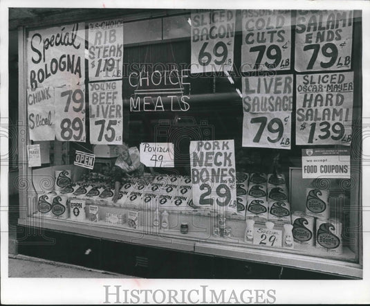 1973 Press Photo Merchandise In window of G&R food store Milwaukee. - mjb59099 - Historic Images