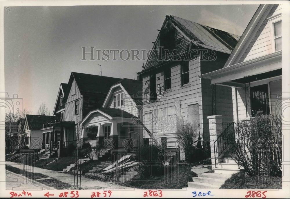 1989 Boarded up Milwaukee houses flank well-maintained home - Historic Images