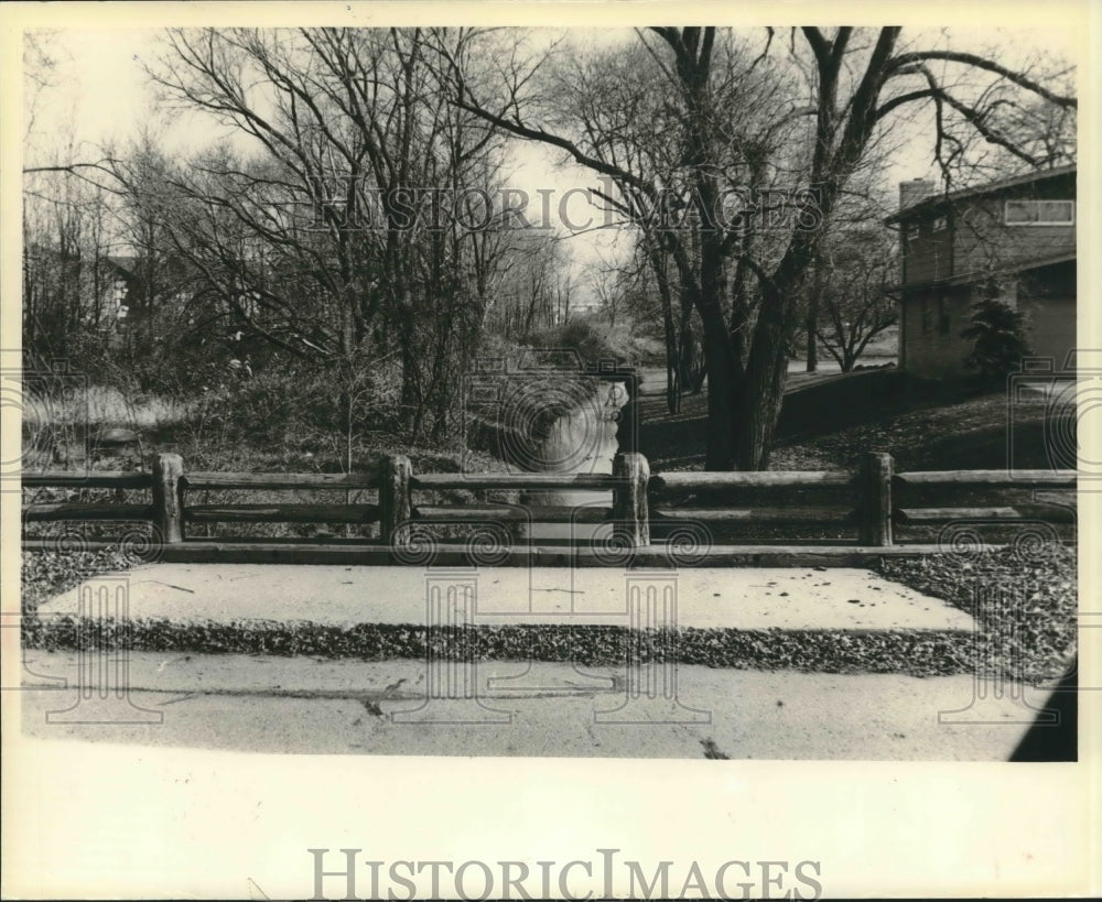 1979 Press Photo Root River Tributary along Pkwy, West Allis, Milwaukee County - Historic Images